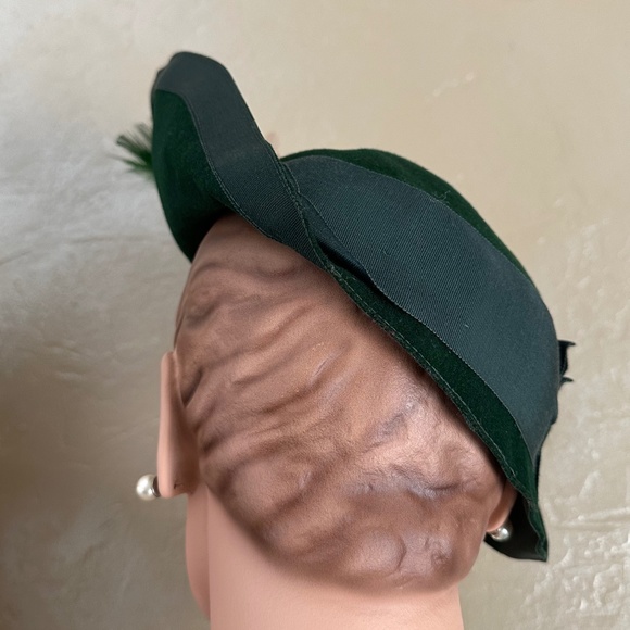 FESTIVE 1940\'s GREEN FELT  FEDORA WITH GROSGRAIN EDGING , BROOCH & FEATHERS main image 12